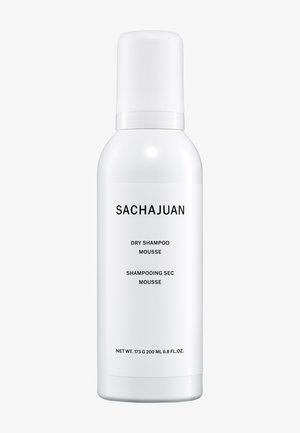 Bouteille cylindrique blanche de mousse shampooing sec Sachajuan, avec texte noir et un capuchon matte lisse. Contient 200 ml.