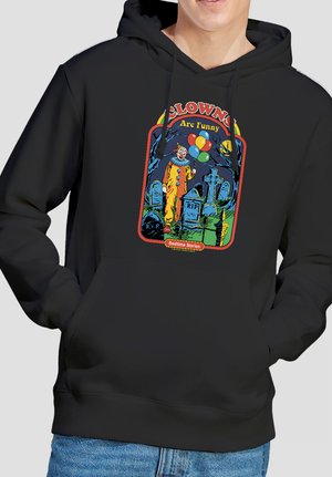 Clown, der Luftballons hält, steht zwischen Grabsteinen auf einem unheimlichen Friedhof unter einem Vollmond, mit dem Text "Clowns sind lustig" und "Gute-Nacht-Geschichten".