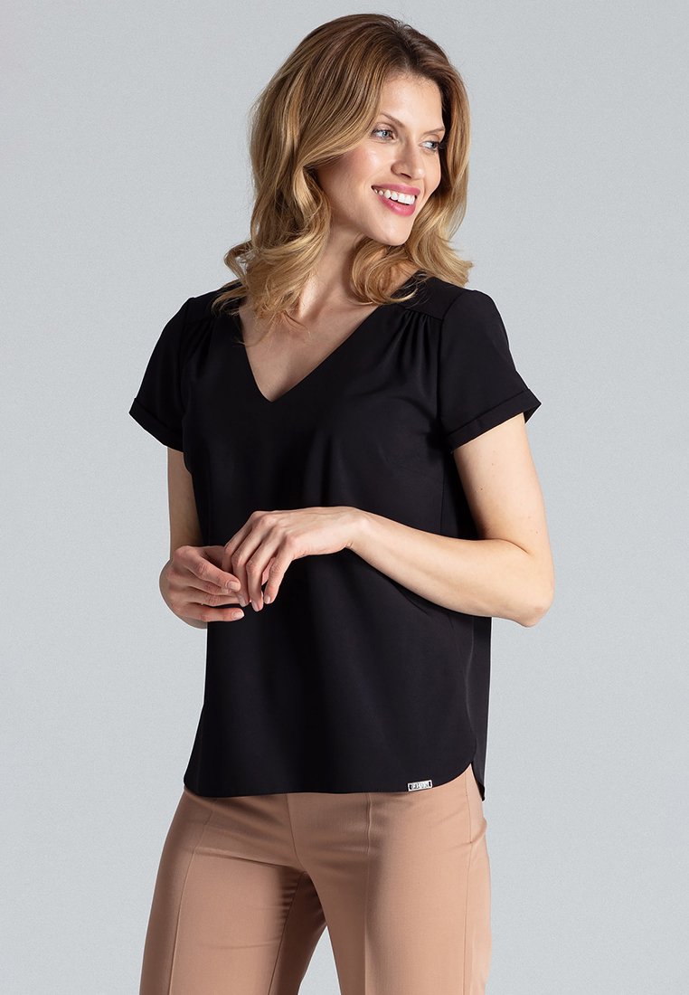 Zwarte V-hals blouse met korte mouwen van zachte stof. Heeft geplooide schouderdetails en een klein merklabel aan de zoom.