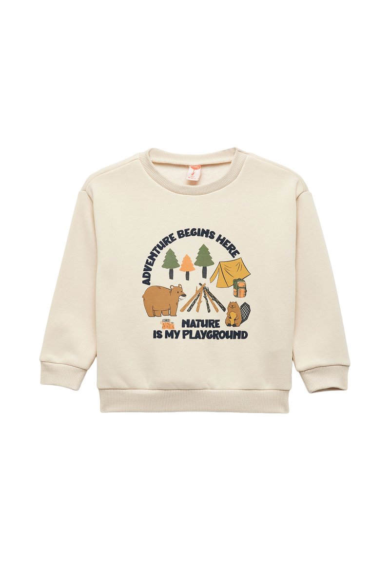 Kremowy sweatshirt z grafiką w tematyce kempingowej, przedstawiającą drzewa, niedźwiedzia oraz napis "Przygoda zaczyna się tutaj, natura jest moim placem zabaw."