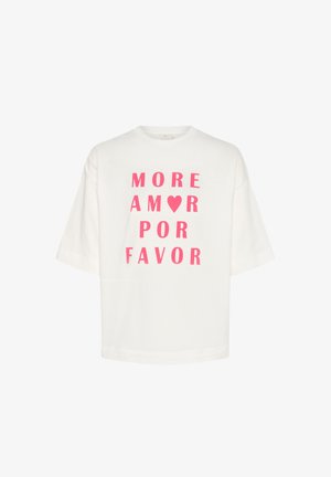 Camiseta blanca de corte oversized con texto en negrita rosa: "MÁS AMOR ♥ POR FAVOR." Mangas cortas y cuello redondo. Material de algodón suave.