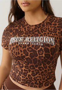 Gepolijste cropped T-shirt met luipaardprint, gemaakt van een gladde stof. Kenmerkt een zilveren "True Religion Brand Jeans" logo met rhinestones op de borst.