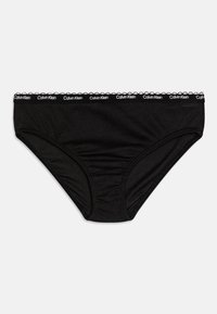 Čierne bikiny s hladkej tkaniny, s bielym volánikovým pásom, na ktorom je vytlačený nápis "Calvin Klein".