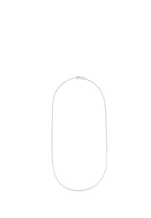 Zarte dünne silberne Halskette mit kleinem Karabinerverschluss, dargestellt auf einfachem weißem Hintergrund.