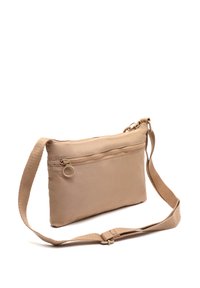 Borsa a tracolla in nylon beige con tasca frontale con zip, tracolla regolabile e texture liscia. Presenta un design minimalista e hardware semplice.