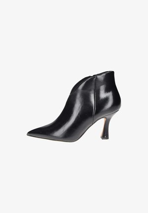 Stivale alla caviglia in pelle nera con punta affilata e tacco di 3 pollici, caratterizzato da un design elegante e da una chiusura con zip laterale discreta.