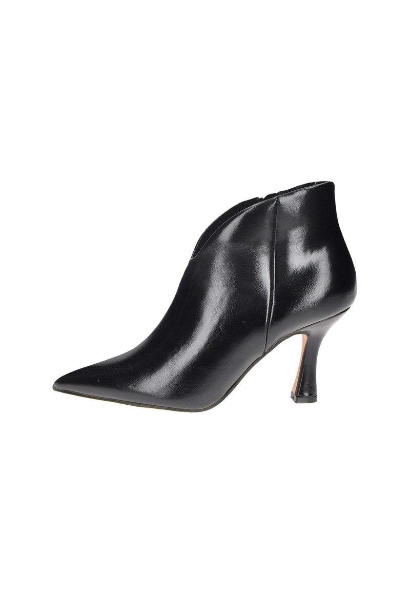 Stivale alla caviglia in pelle nera con punta affilata e tacco di 3 pollici, caratterizzato da un design elegante e da una chiusura con zip laterale discreta.