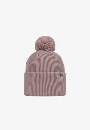 Gorro de punto rosa con textura acanalada y pompón en la parte superior. Cuenta con un pequeño parche con el logo en el lateral.