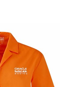 Pomarańczowa koszula z kołnierzykiem, z białym napisem "ORACLE" i "Red Bull Racing" na przodzie. Gładka tekstura, bez wzorów.