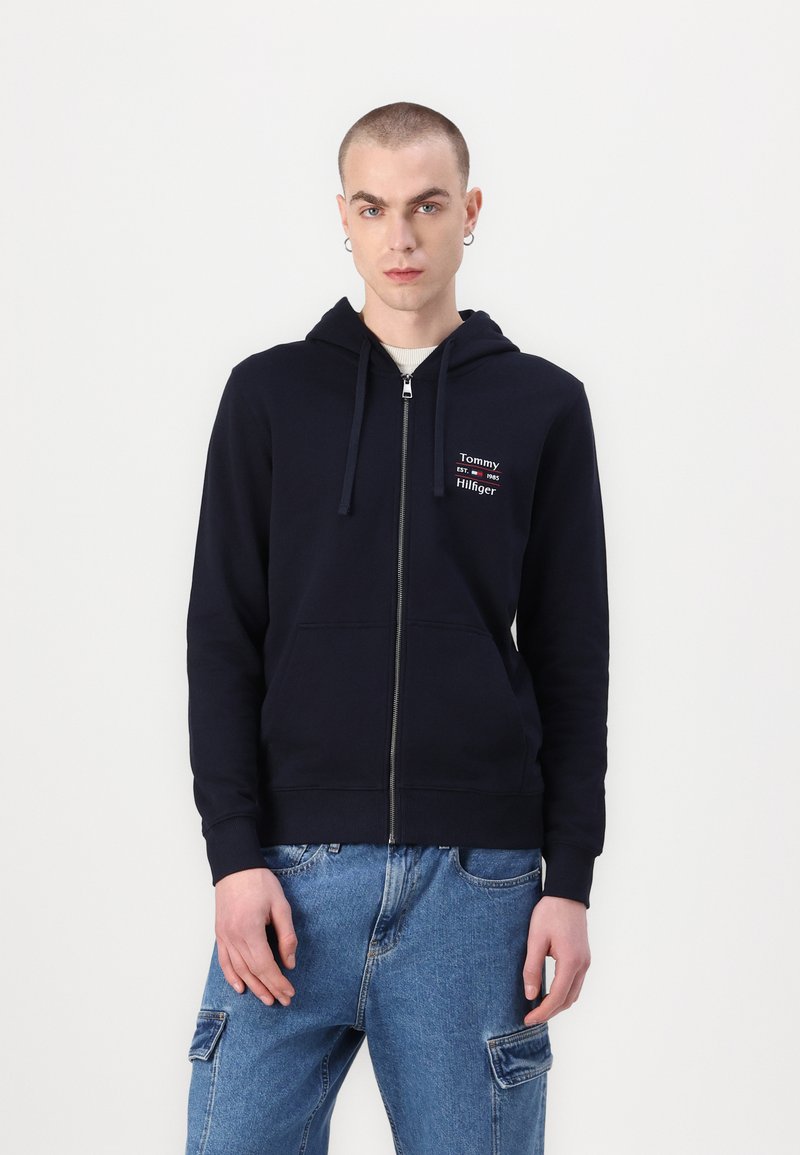 Tommy Hilfiger - STACK HOODY - Sweatjakke - desert sky, Forstør