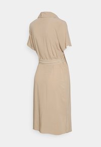 Pieces Maternity PMOLIVIA DRESS - Vestido camiseiro - white pepper