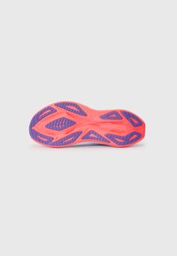 Suela de zapatilla deportiva con una base rosa brillante y acentos morados. Presenta una superficie texturizada para mayor agarre y patrones geométricos distintivos.