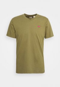 T-shirt vert olive à manches courtes et col en V avec petit logo rouge Levi's sur la poitrine gauche.