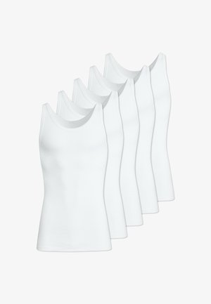 Weißes Baumwoll-Tanktop und Boxerbriefs, gerippte Textur, enganliegender Schnitt, ohne Muster, getragen von einem Mann mit lockigem Haar, neutraler Hintergrund.