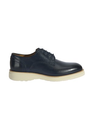 Chaussure en cuir bleu marine avec texture lisse, semelle en caoutchouc beige, bout rond et design à laçage à cinq œillets. Présente des accents de couture subtils.