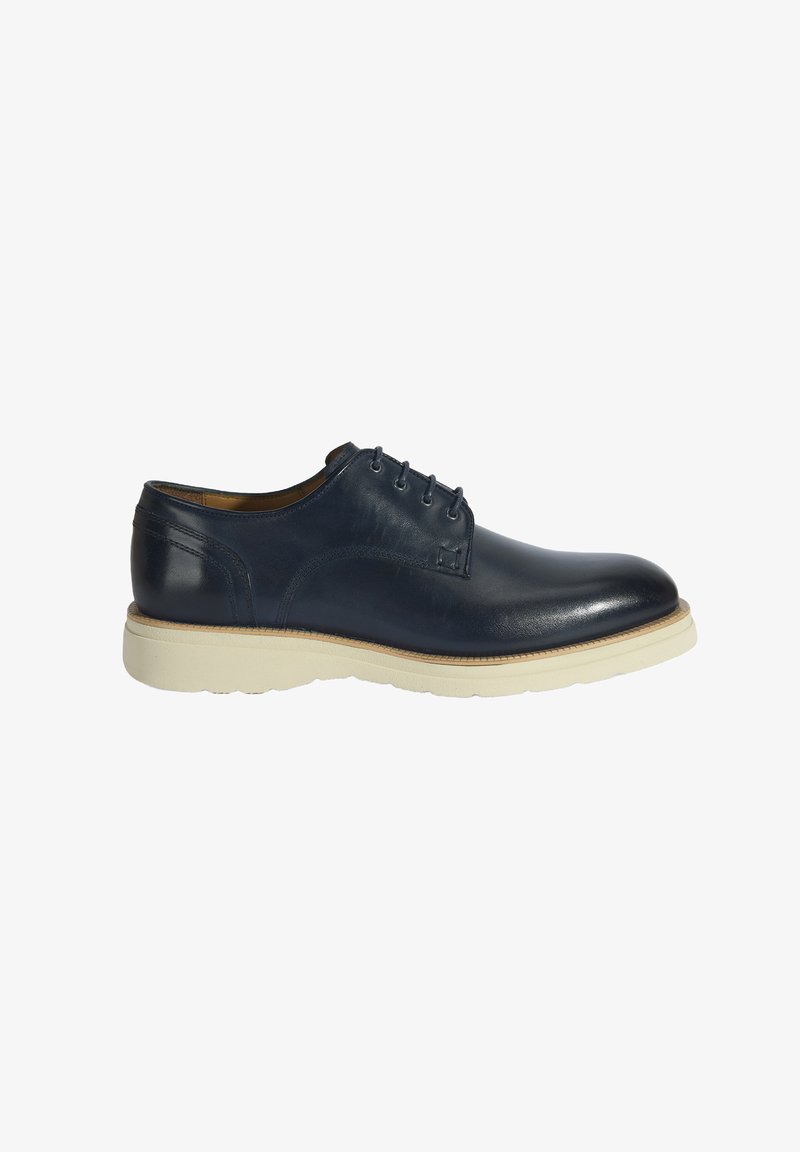 Marineblauwe leren schoen met een gladde textuur, beige rubberen zool, ronde neus en vijf gaatjes voor veters. Kenmerkt subtiele stiksels.