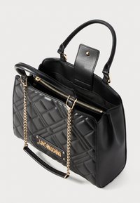 Črna prešita torbica z zlatimi verižnimi detajli, iz usnja, z dvema ročajema in zadrgo. Vključuje ploščico z logotipom "LOVE MOSCHINO".