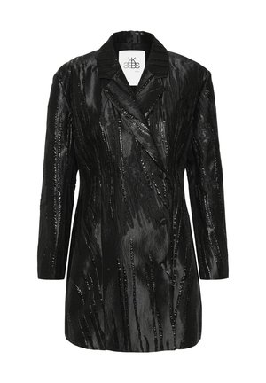 Musthave švarumustakirjaga pikk jakk, millel on tekstuuriga läikiv viimistlus, notšitud krae ja topeltrinnaga esiosa.