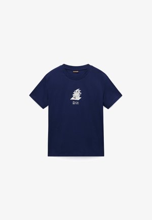 Marineblauw T-shirt met korte mouwen en een klein centraal grafisch ontwerp van een cartoonrobot die een vlag vasthoudt, met tekst eronder.