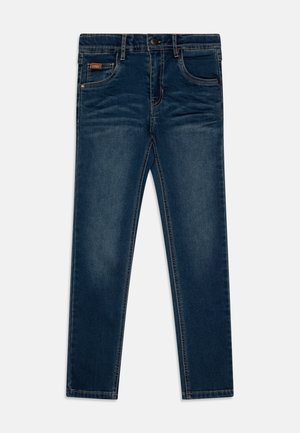 Jean slim bleu foncé avec poches avant, passants pour ceinture et fermeture par bouton, présenté à plat sur un fond clair.