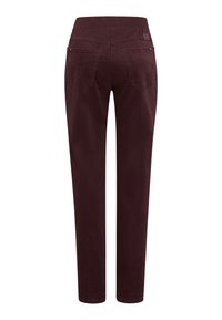 Bordeaux slim-fit bukser med en strækbar talje, to baglommer og en glat tekstur; ren design uden mønstre eller pynt.