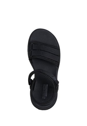 Sandalo nero Skechers con due cinturini regolabili frontali e cinturino posteriore, sottopiede ammortizzato, suola testurizzata per una maggiore aderenza.