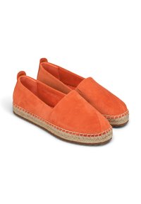 Espadrilles en daim orange avec une semelle en corde de jute et des détails cousus. Conception à enfiler avec une texture lisse et un bout arrondi.