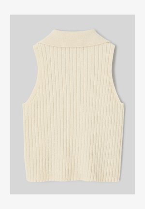 Veste sans manches en tricot couleur crème avec des côtes verticales et un large col roulé plié, vue de dos.
