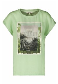 Camiseta de manga corta verde claro hecha de una tela suave, que presenta un estampado gráfico rectangular con un tema tropical y acentos metálicos.