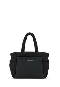 Svart vadderad handväska med dubbla handtag, utrustad med en framficka och en diskret logotyp. Materialet verkar mjukt med en slät yta.