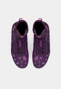 Sügavlillad kõrgsäärelised tossud mustrilise võrgukangast pealiskihiga, läikivate detailide, tekstuurse tallaga ja toonitud paeltega. Varustatud tõmbeasjadega mugavaks selga panemiseks.