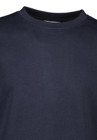 Camiseta de algodón azul marino con cuello redondo y mangas cortas, con una textura suave y una costura uniforme en toda la prenda.