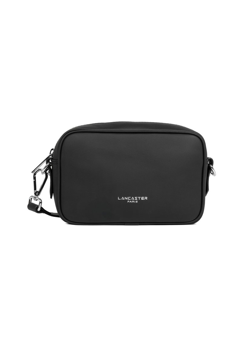 Schwarze Leder-Crossbody-Tasche in rechteckiger Form, mit Reißverschluss, silberner Hardware und geprägt Logo auf der Vorderseite. Verstellbarer Schulterriemen enthalten.