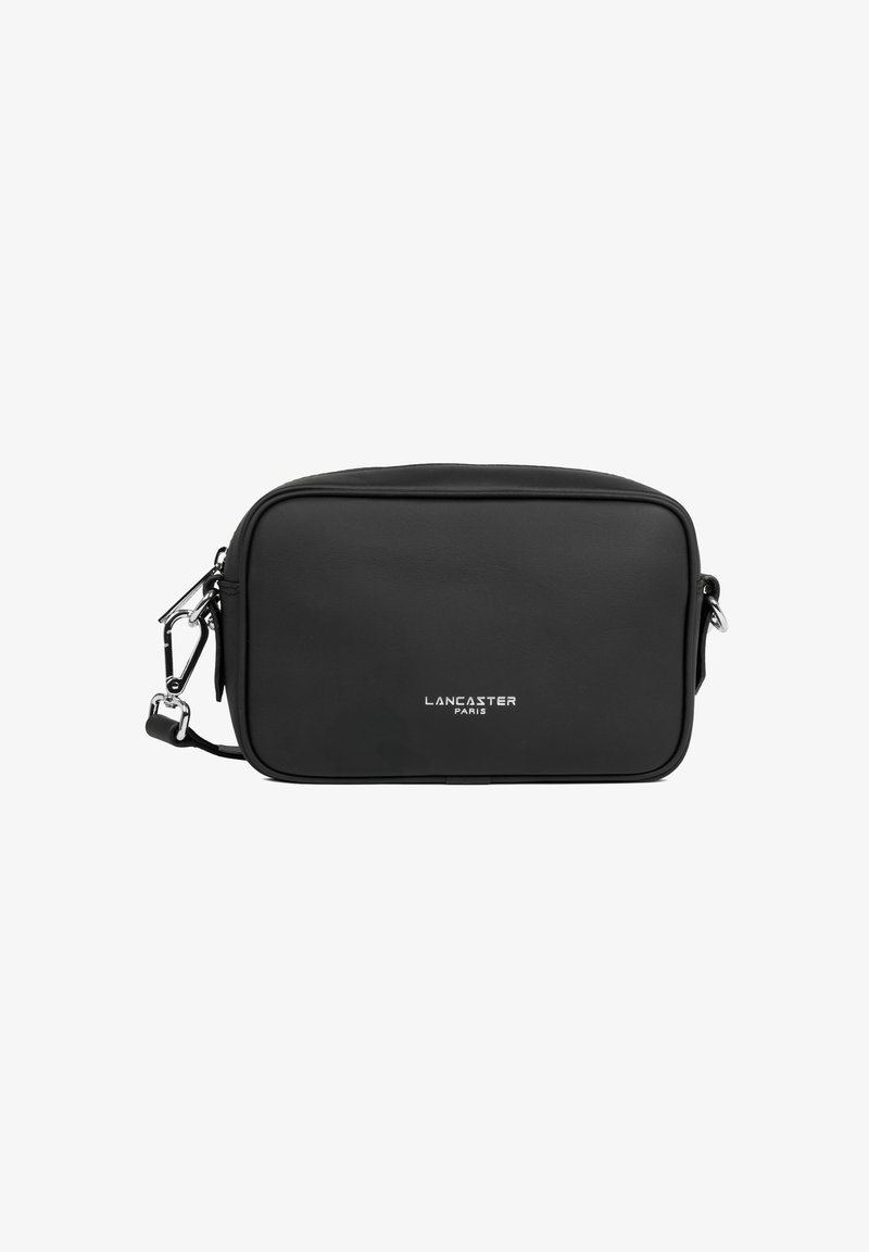 Schwarze Leder-Crossbody-Tasche in rechteckiger Form, mit Reißverschluss, silberner Hardware und geprägt Logo auf der Vorderseite. Verstellbarer Schulterriemen enthalten.