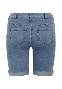 Vue arrière d'un short en jean bleu mi-long avec revers roulés, passants de ceinture et deux poches arrière avec coutures apparentes.