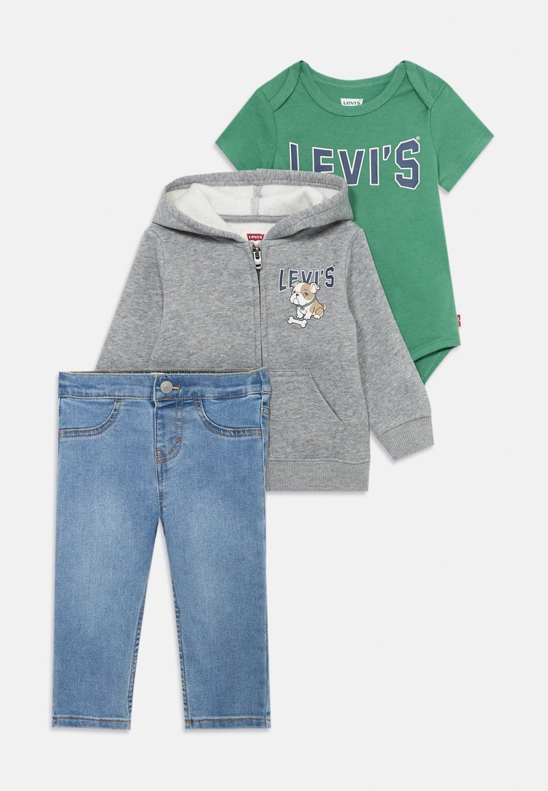 Levi's Babykleidungsset: graue Reißverschlussjacke mit Hundemotiv, grünes kurzärmliges Bodysuit und blaue Jeans mit Taschen und Nähten.
