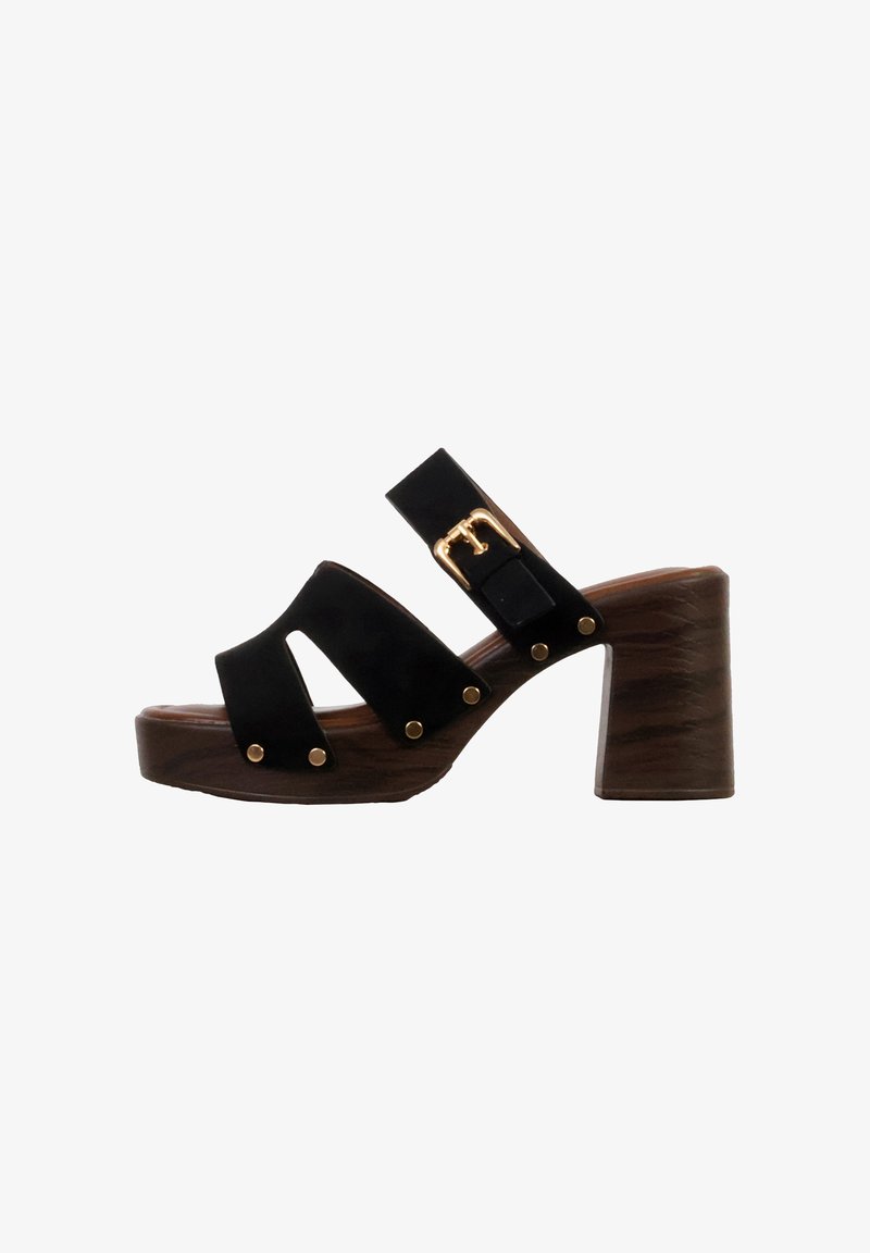 Sandale noire en daim à bout ouvert, talon bloc en bois, bride avec boucle dorée et détails de rivets dorés sur les côtés.