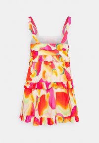 Robe à étages multicolore avec des motifs roses, oranges et jaunes. Dotée de bretelles agitées et d'un ourlet à volants, fabriquée en tissu léger.