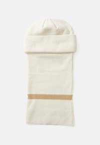 Bonnet en tricot blanc avec un revers et une bande horizontale beige au milieu, fabriqué en tissu doux et texturé.