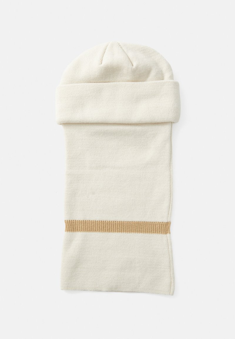 Gorro de punto blanco con un dobladillo y una franja horizontal marrón claro en el medio, hecho de una tela suave y texturizada.
