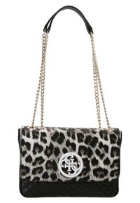 Kabelka z umělé kožešiny s leopardím vzorem, černým prošívaným spodkem, stříbrným řetízkovým popruhem a bílým logem na přední straně.