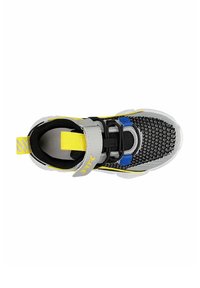 Czarno-białe siatkowe buty sportowe z szarymi akcentami, niebieskim paskiem, żółtą pętelką na pięcie i teksturowaną podeszwą; posiadają zapięcie na rzep.