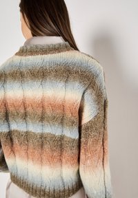 Strickpullover mit Wellenmuster in erdigen Tönen von Braun, Pfirsich und Hellblau. Grobe Textur mit geripptem Saum und Rundhalsausschnitt.