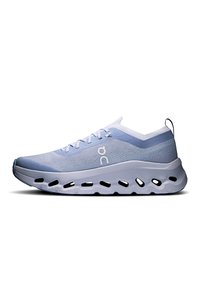 Baskets de sport bleu clair avec une tige en maille respirante, une semelle rembourrée et des découpes distinctives le long de la semelle pour flexibilité et soutien.