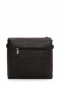 Borsa a tracolla in pelle nera con texture liscia, forma rettangolare, hardware in tonalità argento e tasca anteriore con zip.