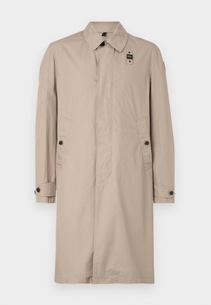 Beige trench coat s klasickým límcem, knoflíkovými manžetami, bočními kapsami a nášivkou na levé straně. Vyrobeno z lehké látky.