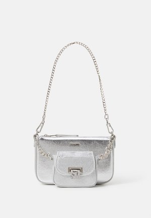 Silberne metallische Handtasche mit einer strukturierten Vorderseitentasche, einer Kettenriemen und Logo-Detail. Glatte Oberfläche mit kompakter rechteckiger Form.