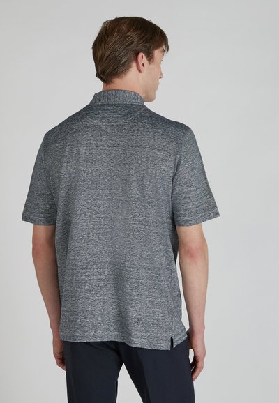 Koszulka polo z krótkim rękawem w ciemnoniebieskim melanżowym materiale. Posiada kołnierzyk, boczne rozporki na dole oraz fakturowaną powierzchnię.