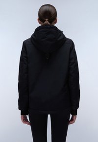 Giacca nera isolante con cappuccio e coulisse regolabile, caratterizzata da una superficie liscia, tasche con zip e polsini a costine.