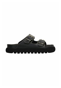 Zwarte instap sandalen met twee verstelbare banden, goudkleurige hardware en een dikke, gestructureerde zool ontworpen voor comfort en duurzaamheid.